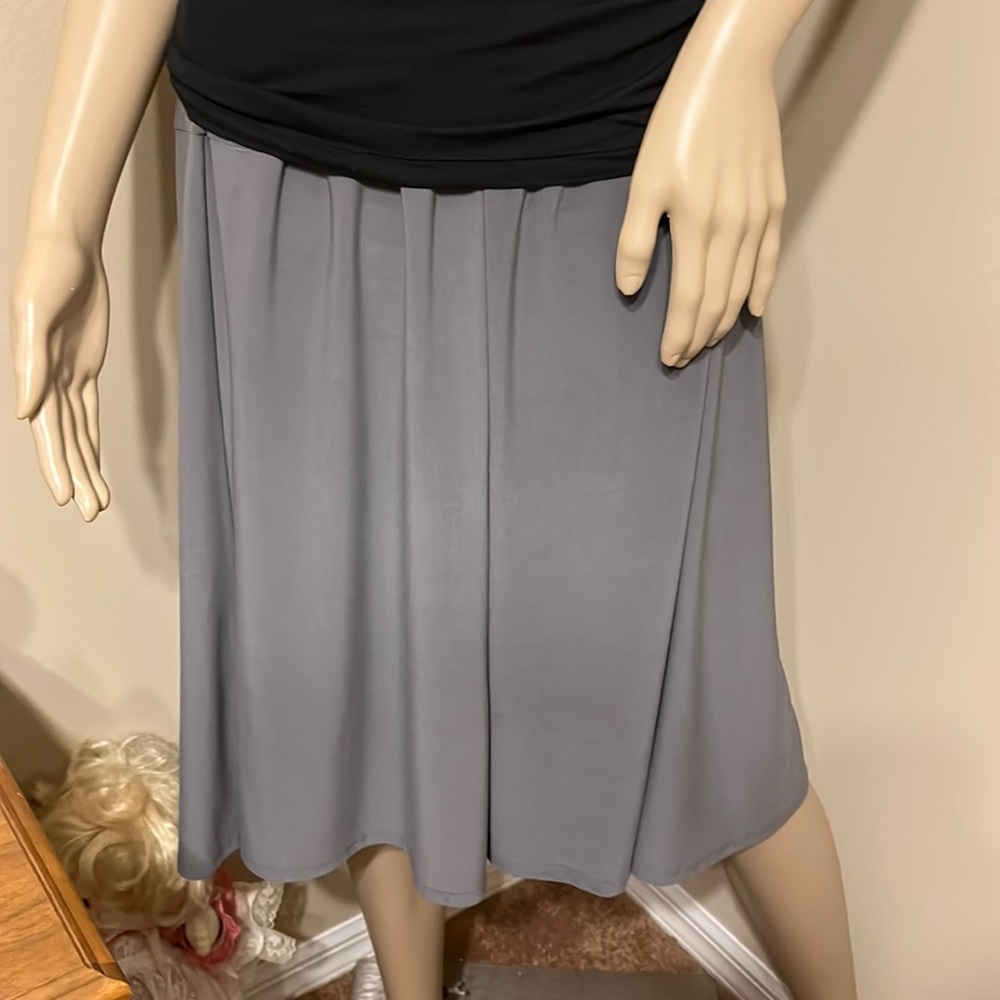 Gray elastic waist skirt.